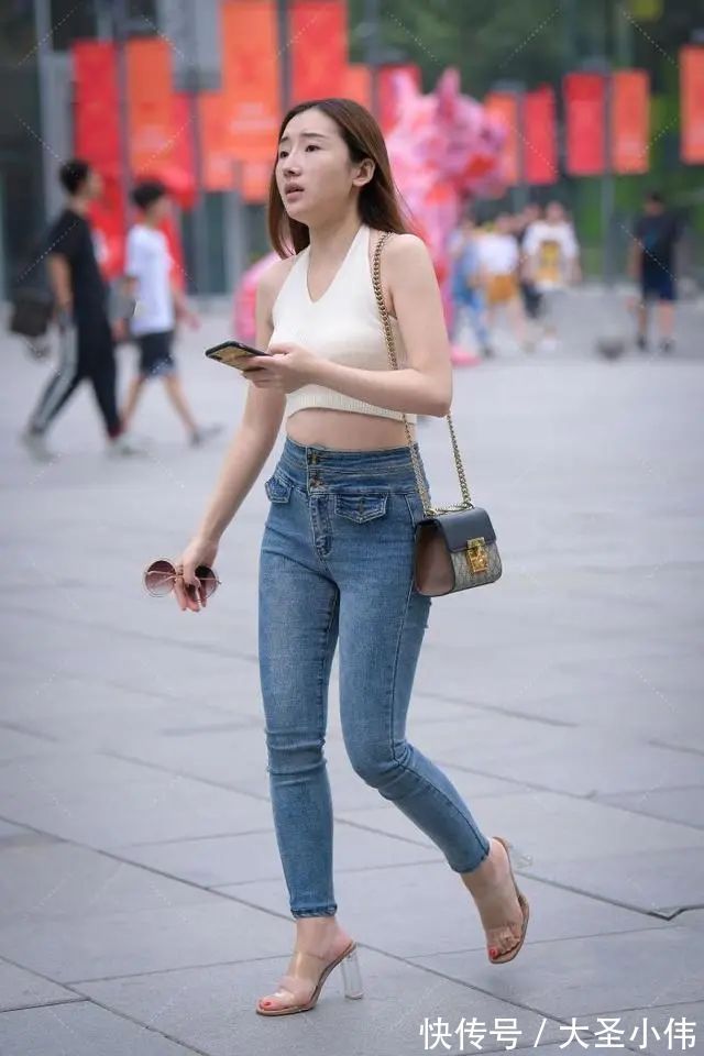 修身牛仔裤|美女街拍:针织背心,搭配修身牛仔裤,时尚潮流