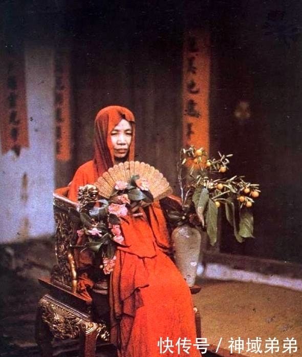 老照片|清朝真实老照片:穿着时髦的道士,图四的新娘长相似男子