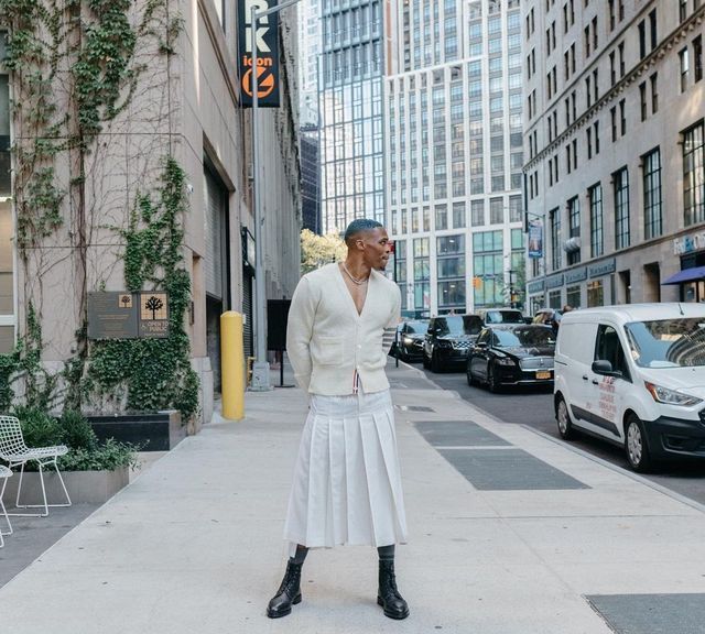 造型|头发染成蓝色+白裙!威少新造型引热议,乐福点赞队友叹与众不同