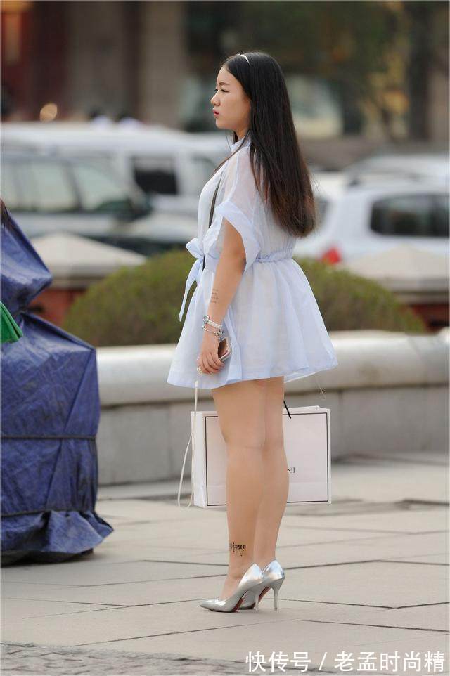 连衣裙 性感丰满街拍:白色连衣裙+银色高跟鞋的美女,衣袂飘飘的小仙女