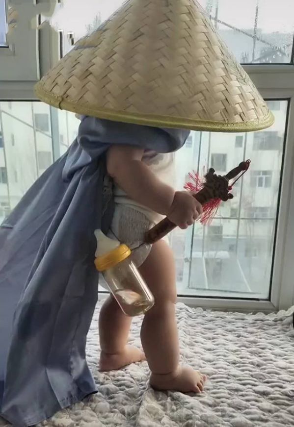 气质|“尿不湿大侠”火了,腰挂奶瓶手提宝剑,气质拿捏得恰到好处