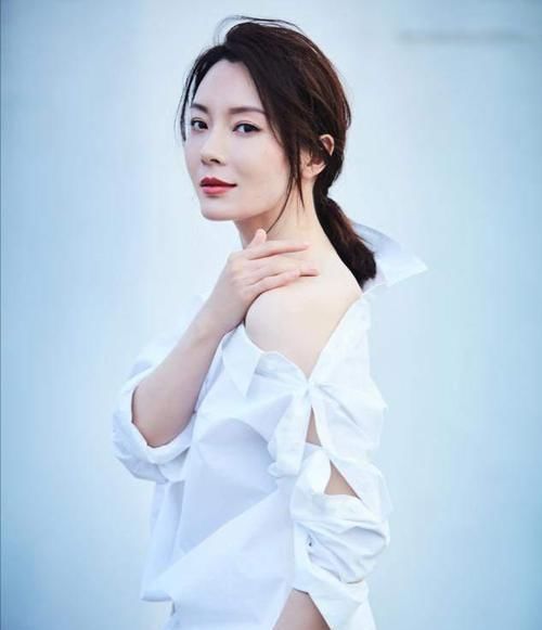 脸上有3个“特征”的女生，别总披头散发，扎头发露五官更女神