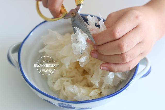 养生杯|抓住两点,煮银耳羹会快速出胶,黏稠光滑补胶原,女人养颜必备