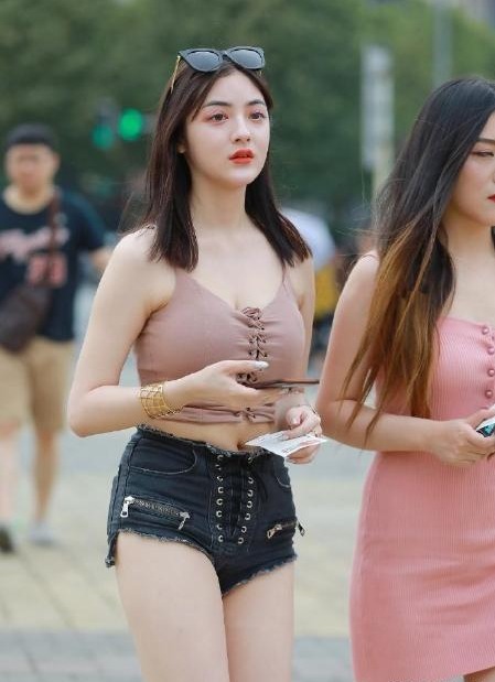 运动鞋|大热天,随便扯一块“布”补成上衣,展示迷人的锁骨