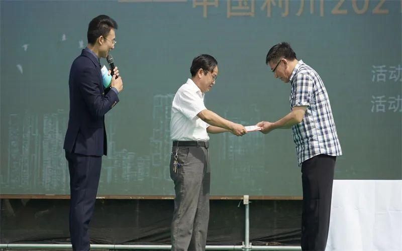 度假天堂|【人才动态】书画家雷显平回乡挥毫，题写“凉城利川 度假天堂”