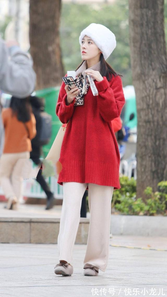 休闲裤 白色针织衫搭配休闲裤,很有立体感,简约剪裁舒适的感觉