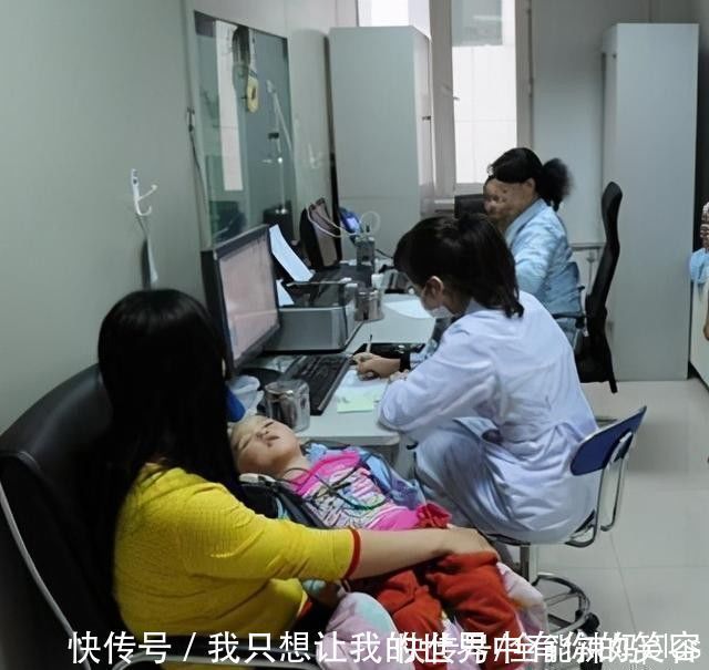 医生|儿子半夜发烧，医院排800多号宝妈愤怒投诉，医生：无理取闹