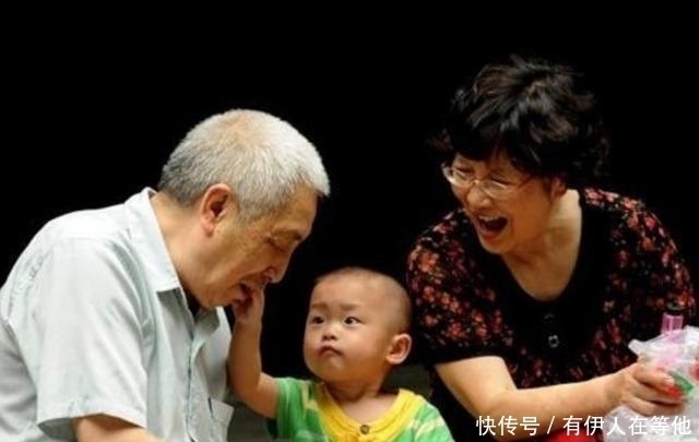 王奶奶|同小区溜娃,49岁妈妈和49岁奶奶的差距一目了然,现状让人唏嘘