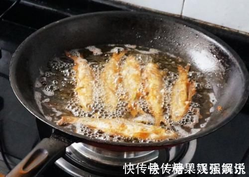 过年炸过鱼的油别再倒掉了！里边加点它，腥味即刻消，废油变新油