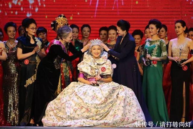 女人老了就得认命71岁“中国奶奶”闪耀时尚圈,气场不输超模