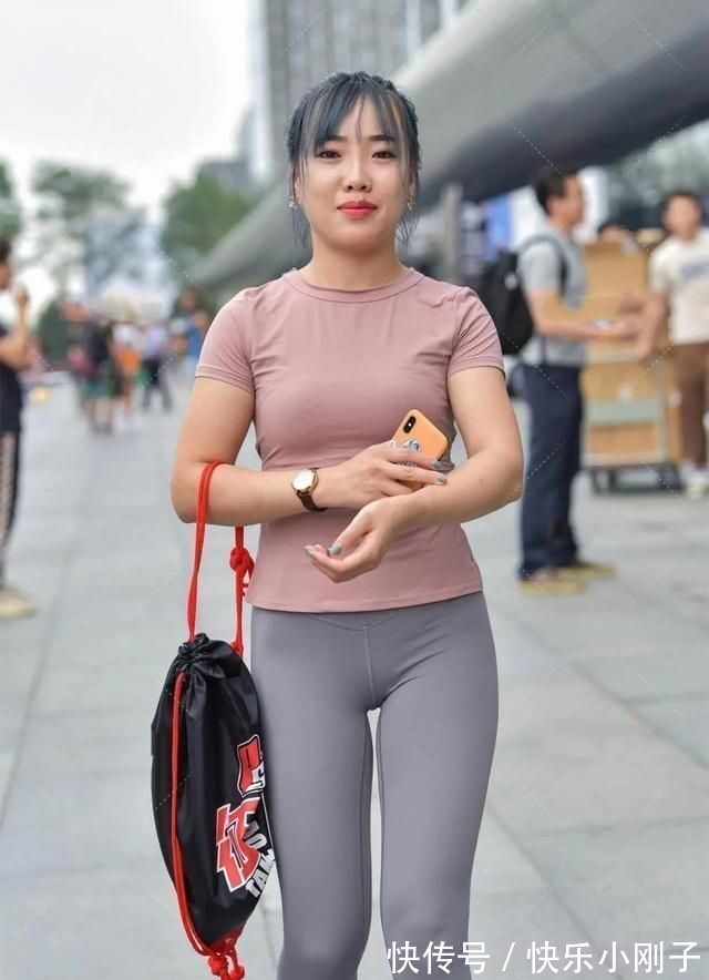 小姐姐 小姐姐穿瑜伽裤,惬意搭配激活自己的青春气息,让减龄变得简单