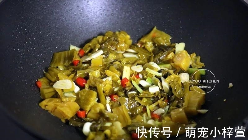 香葱|天冷时，一定要吃这一锅，酸爽开胃，没放肉，却比肉还好吃