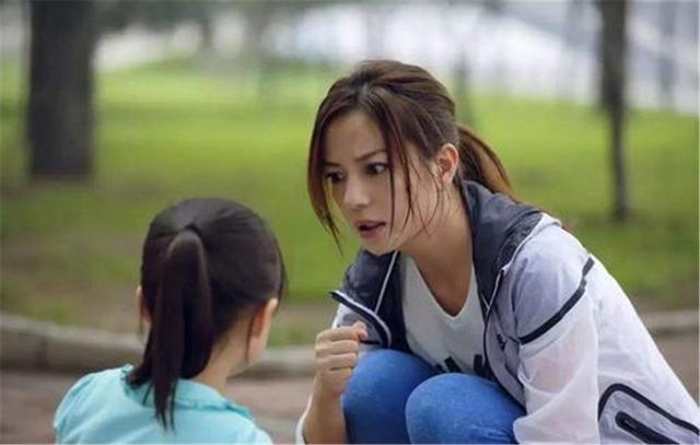 姐姐|“妈妈,那姐姐穿得好少”,公交上本科妈妈的回答,堪称教学典范