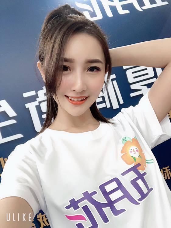 清纯系妹子俏丽马尾微笑超甜,让人就像毒瘾一般难以自拔