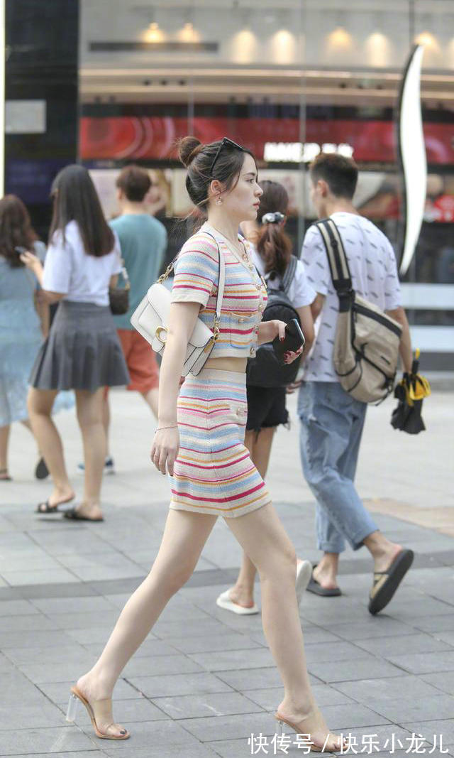 穿搭|小姐姐穿搭简约大方又舒适，微微露出自己小蛮腰，性感抢镜杠杠的