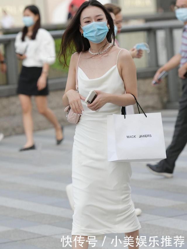 小姐姐白色吊带长裙,搭配一字带细跟凉鞋,优雅大气