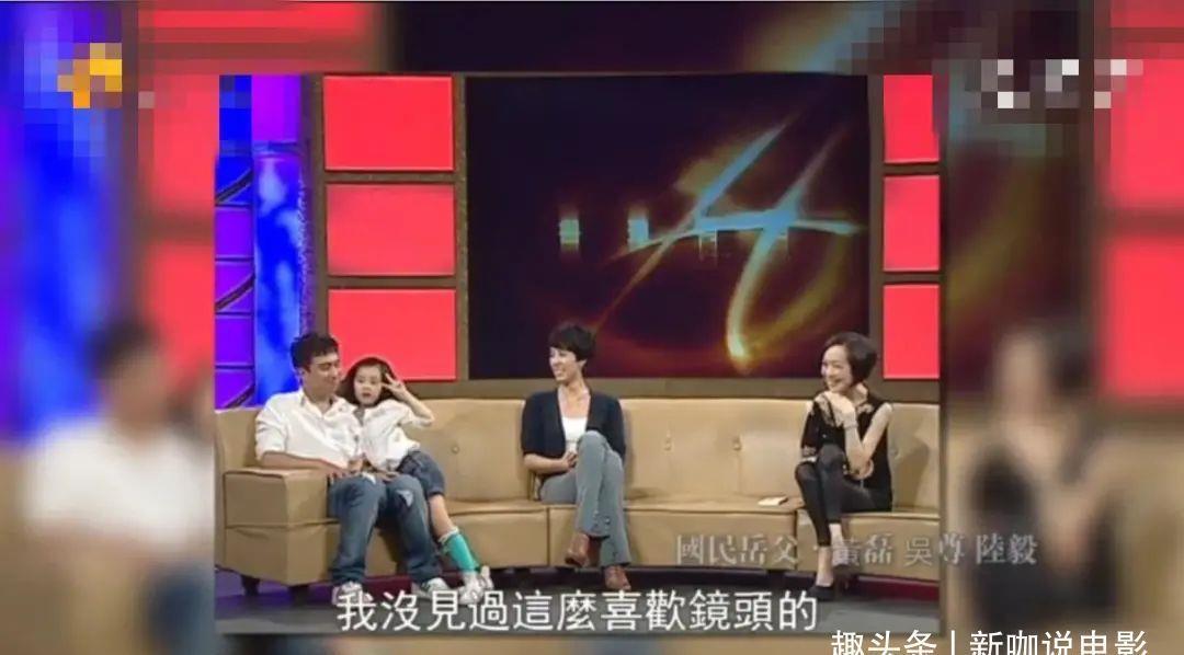 暗恋桃花源|15岁黄多多起点高,与何炅同台演话剧,优雅气质溢出屏幕