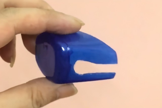 洗发水|洗发水瓶的盖子不要扔,剪几刀放到卫生间,全家人都要抢着用!