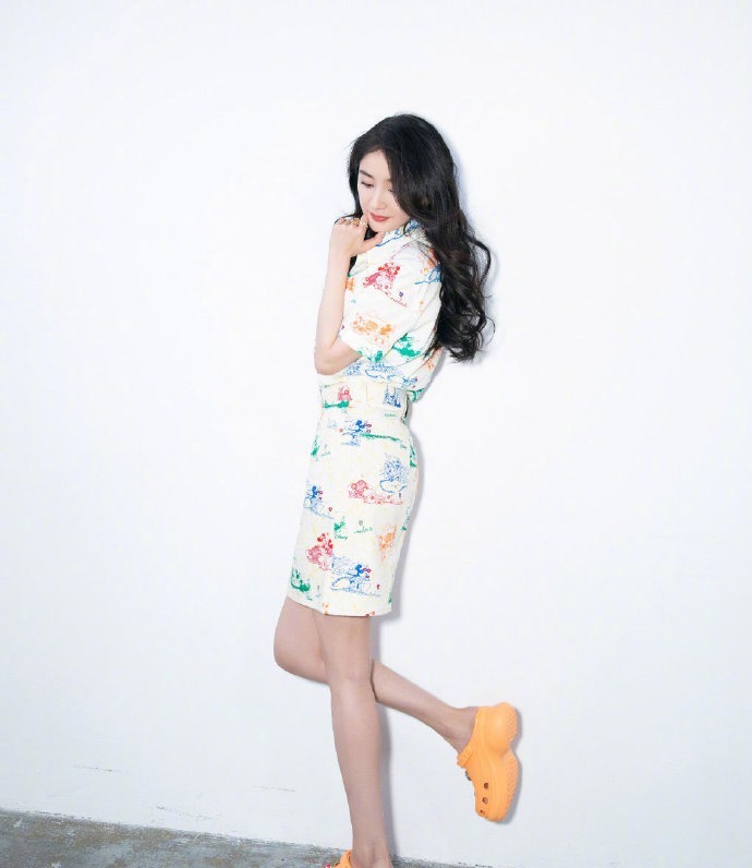 米奇|杨幂童心未泯,米奇印花衬衫裙搭配洞洞鞋,迷人漫画腿依旧好看