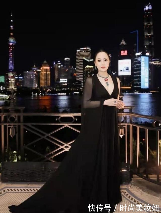 鱼尾裙 58岁章小蕙气质开挂,穿黑色鱼尾裙高雅大方,满满的名媛范