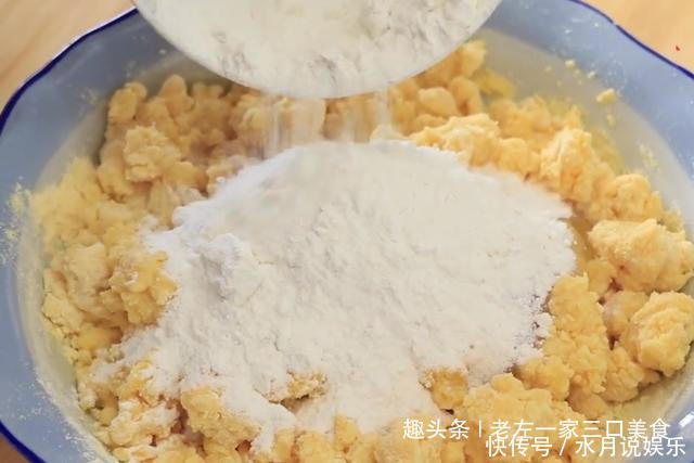 玉米面|一碗玉米面加2个鸡蛋,不用蒸不用炸,降压又降脂,上桌瞬间抢光