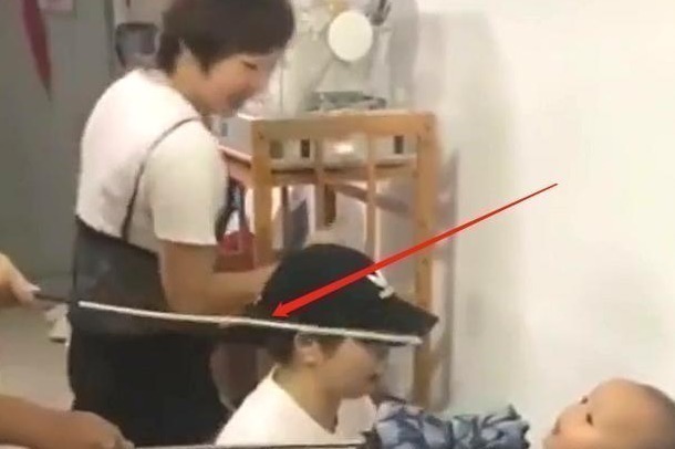 孩子|三位小姨协同宝妈喂饭,宝宝特别配合,网友:有人威胁就眨眨眼