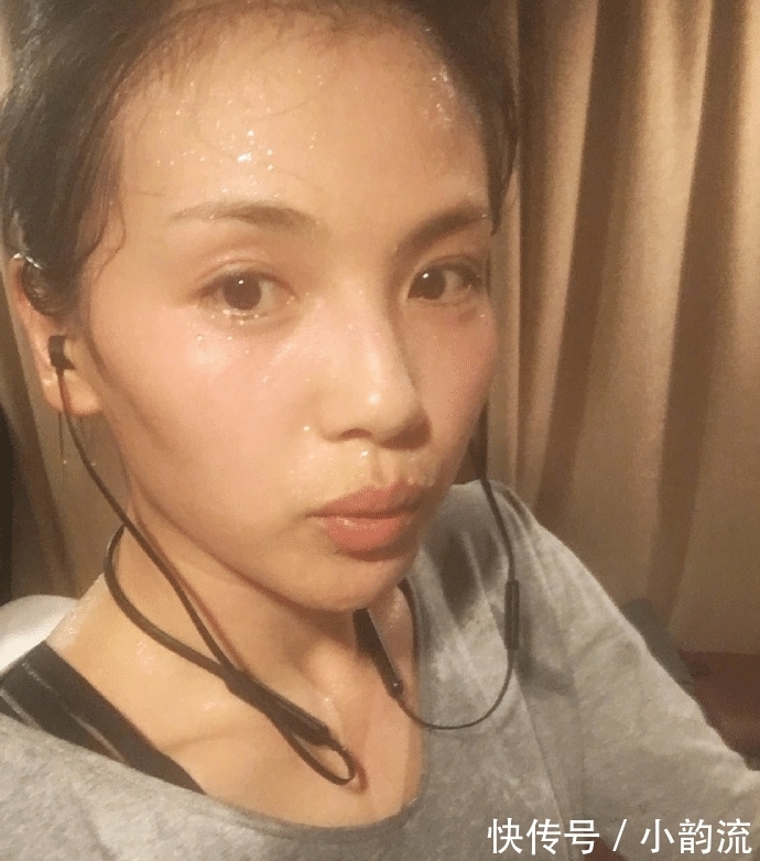 直播间|41岁刘涛直播间表演倒立，一步到位动作敏捷，可惜衣服没穿对！