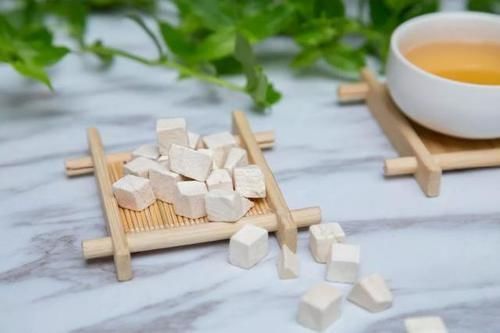 防癌|白开水加点料,晨饮通便祛湿、晚喝助眠防癌!一杯下肚,全身都舒畅