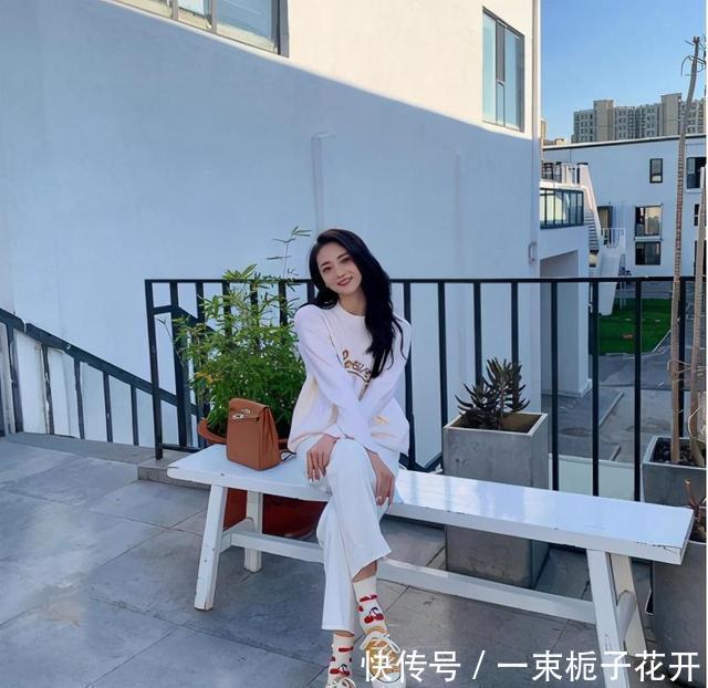 原来明星也撞衫,同穿一件白色针织衫,诠释出的风格却不同