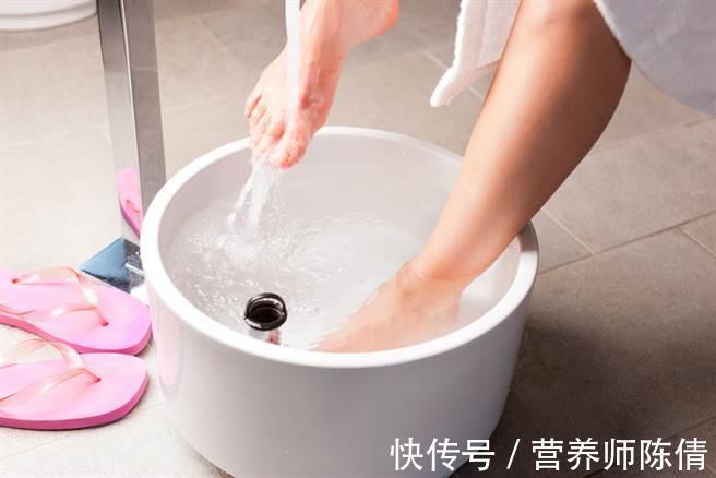 热水泡脚|养生从脚开始,夏天泡脚好处多,爱泡脚的人都知道