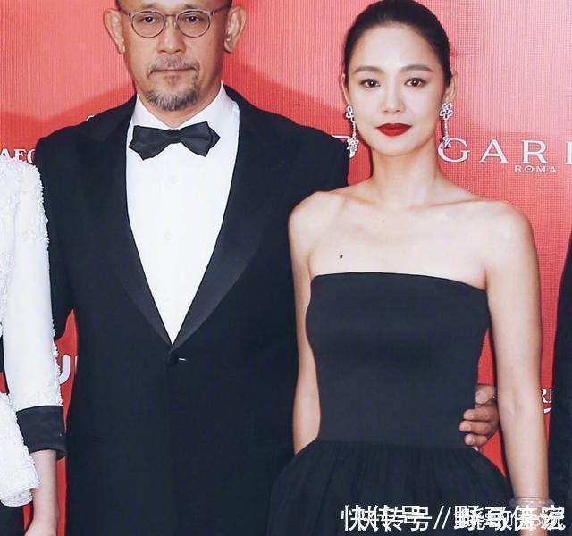 k金#无色翡翠不好看做成这些饰品佩戴,女明星都爱不释手!