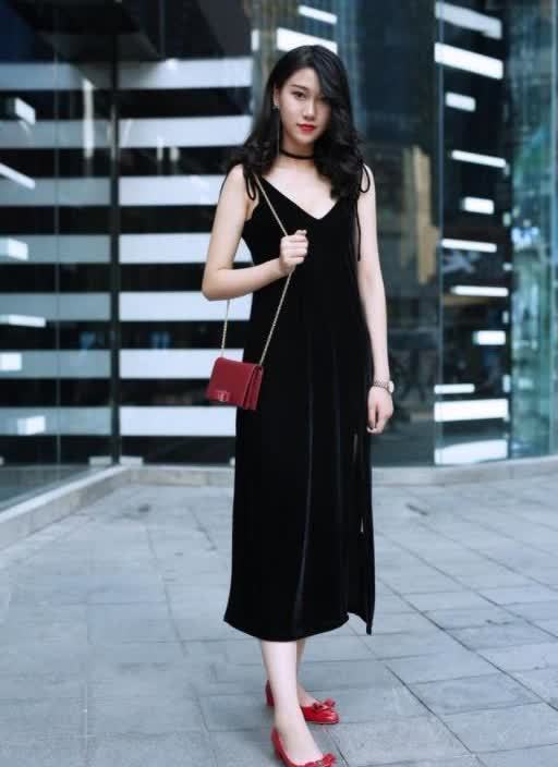 街拍:打电话的小美女,亮丽的穿搭,修长美腿真的养眼