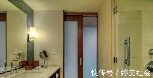 浴霸|别傻傻的在卫生间装平开门了,有钱人都流行装这种,后悔知道太晚