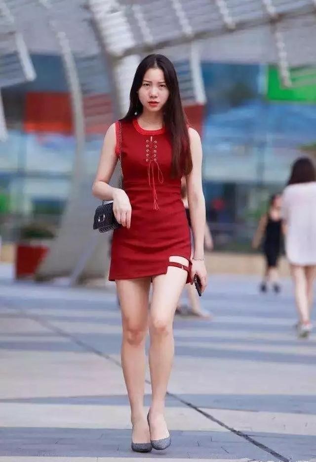 针织连衣裙 红色修身连衣裙搭配高跟鞋,优雅大方,气质迷人