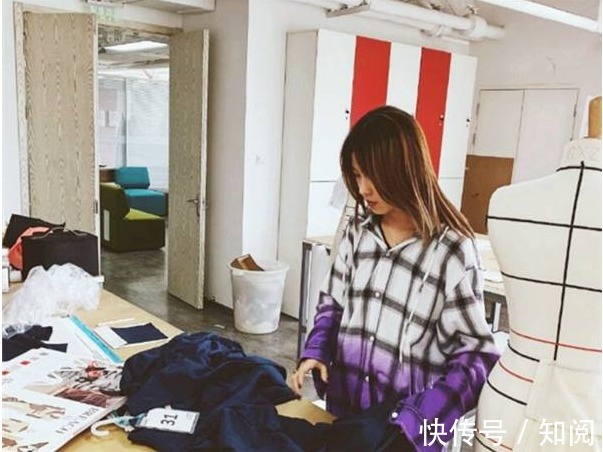 遼寧巨嬰:16歲吃飯靠人喂,每天開銷過萬,開蘭博基尼賣手機殼