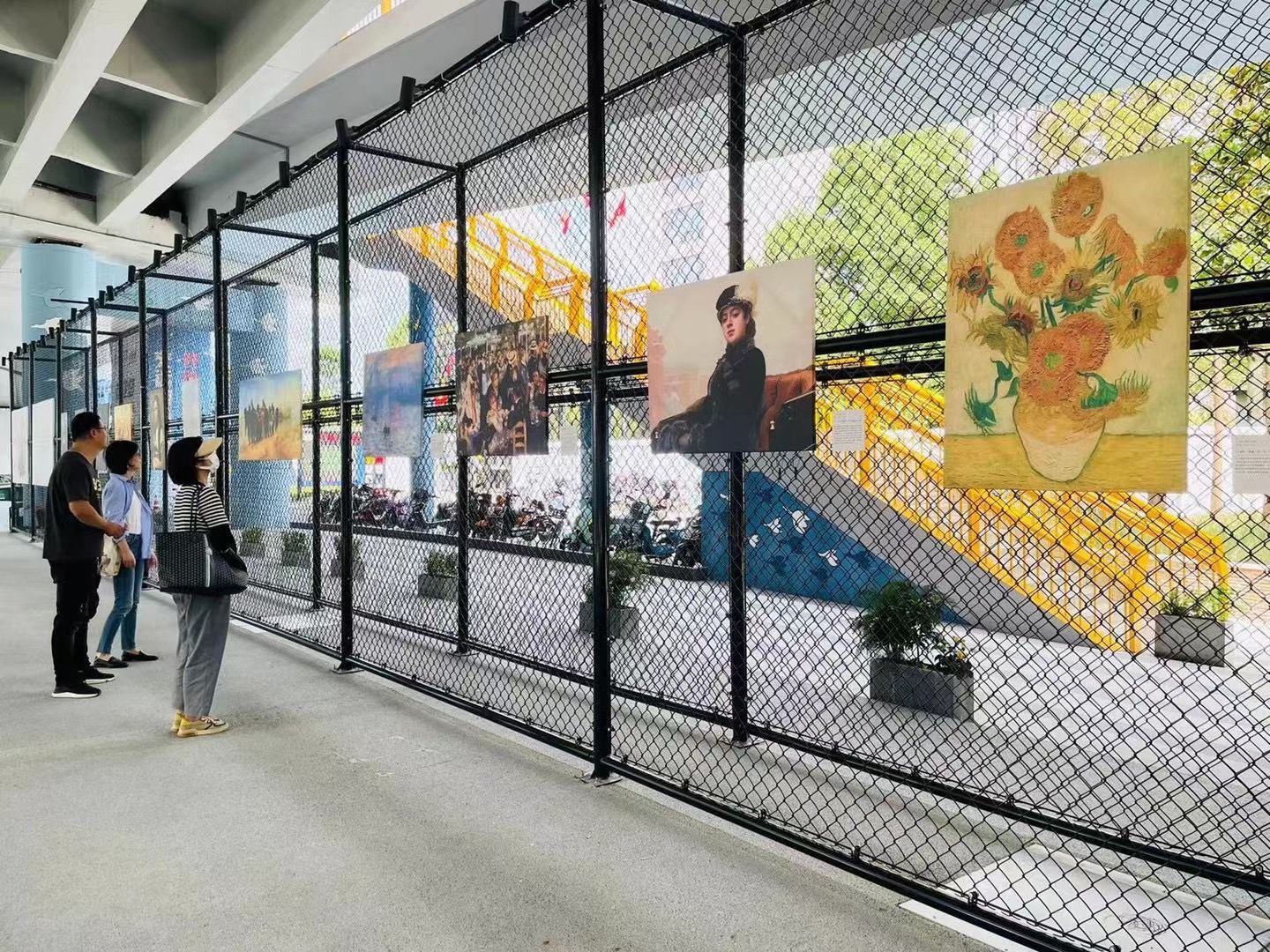 宝山#遛弯也能看展！“一墙美术馆”把艺术送到上海市民身边