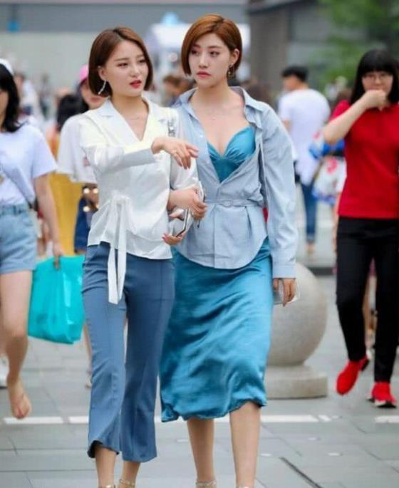 街拍:亭亭玉立的美女,一件蓝色的连体长裤,尽显完美好身材