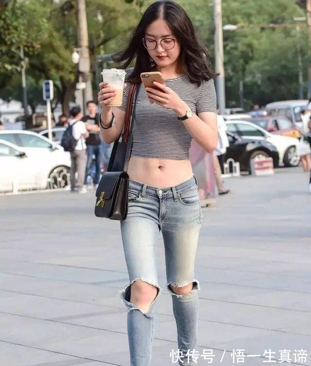 美女 想要个性还是选择“破洞裤”，时尚修身，轻松穿上有高级感！