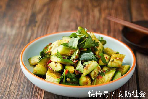 凉拌菜|凉拌黄瓜别再直接拌了,难怪不香脆不入味,大厨教你多加1步