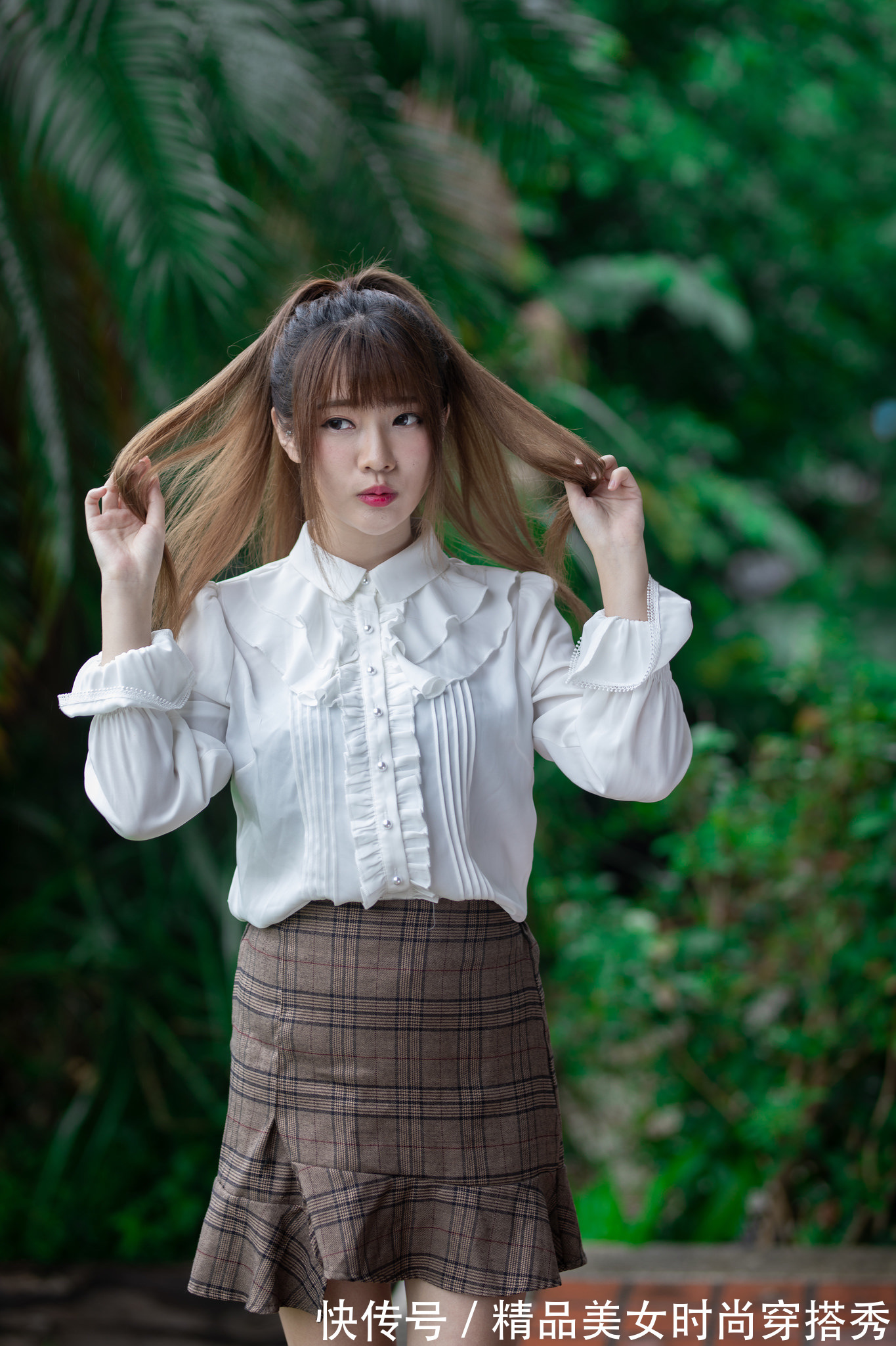 衬衫 白色衬衫搭配格子半身裙,温婉好搭,甜美范十足