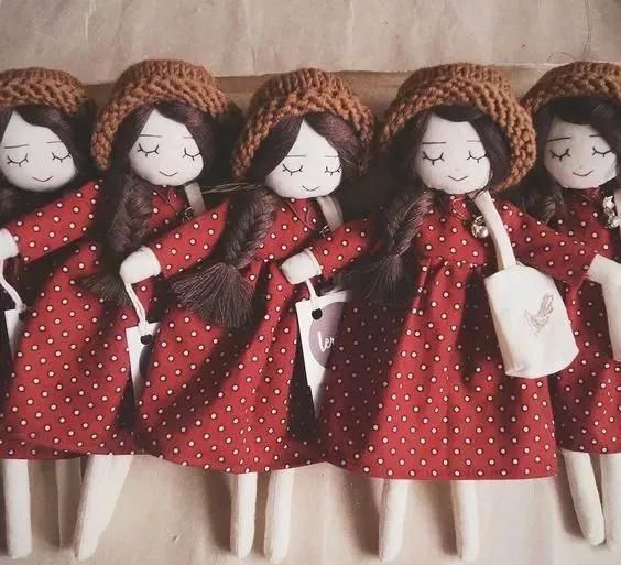 自制玩具熟练的妈妈用碎布给女儿做豪华的换装娃娃