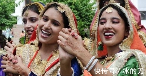 安得拉邦|印度女子躺地上,心甘情愿让人踩,只为求好孕?