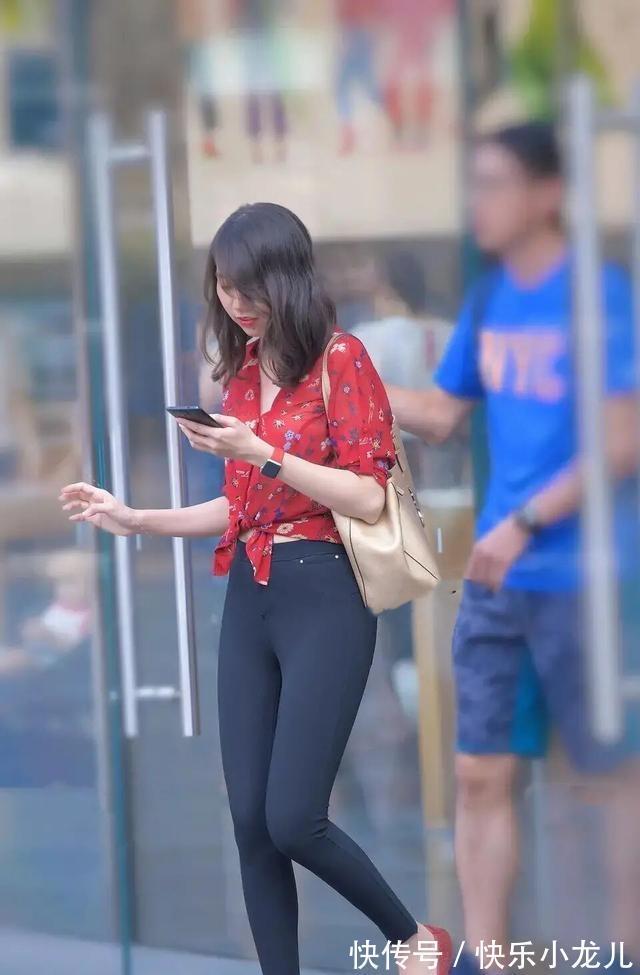 马丁靴 清秀可人的打底裤美女,优雅舒适一步到位,气场全开