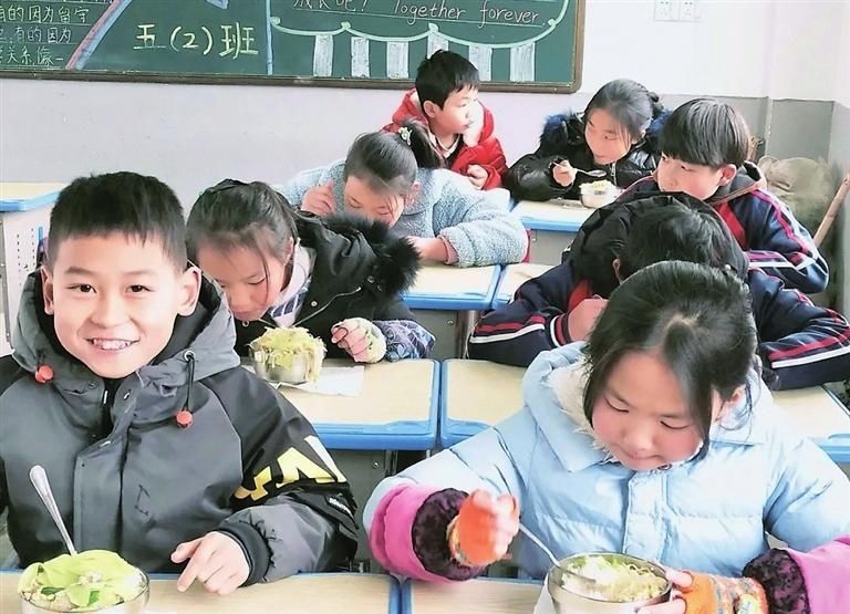 中小学生吃上“免费午餐”