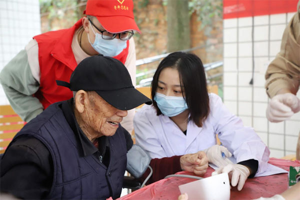 爱心|中建二局土木公司爱心义诊走进成都市南山养老院