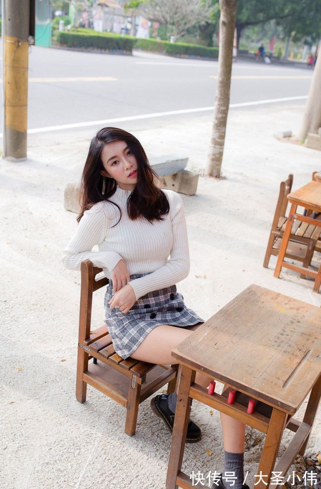 穿搭|美女穿搭:白色的针织衫,下搭一条毛呢的格子裙,简约时尚,休闲又好搭