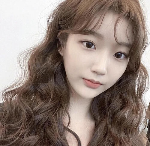 女人烫发时，别再选择这几种“卷发”了，老气又大妈感十足