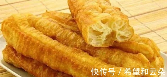 油条|想吃油条了,教你一个新做法,不用揉面,直接用刀切,蓬松又柔软!