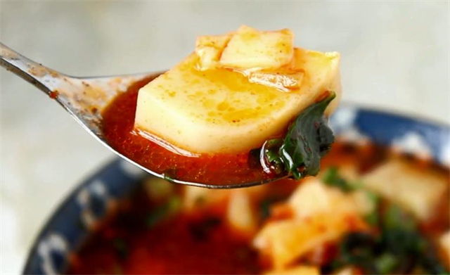 玉米面新做法，凉水一拌，锅里360度一搅，酸辣爽口又筋道，真香