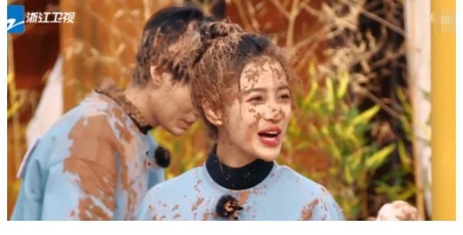 楊穎|楊穎發(fā)文疑將退出跑男，因宋雨琦枕頭互打，遭工作人員嫌棄太老？